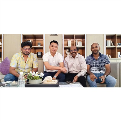 Sölufulltrúinn og framkvæmdastjóri fékk viðskiptavini frá Indlandi